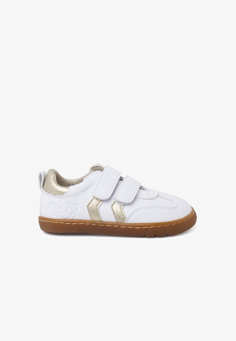 Baskets blanches en cuir avec accents dorés et deux fermetures Velcro. Elles présentent une semelle en caoutchouc marron et un motif texturé sur le bout.