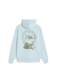 Hellblauer Hoodie mit einer großen, goldenen Grafik eines Schneekugels mit einem Auge, umgeben von Text, und einer Kängurutasche vorne.