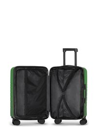 Groene hard-shell koffer met een uitklapbare handgreep, vier zwarte wielen, een zwart stoffen interieur en kruisbanden voor het beveiligen van items.
