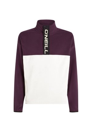 Pullover in pile viola e bianco con colletto alto, dotato di una cerniera nera e un accento con logo. Maniche lunghe con design a blocchi di colore solido.