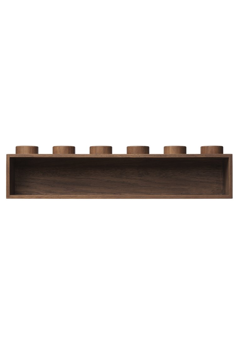 Houten plank met een rechthoekige vorm, voorzien van vijf cilindrische kaarsenhouders. Donker walnootafwerking met een gladde textuur en een schoon ontwerp.