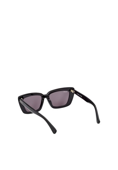 Černé sluneční brýle ve stylu kočičích očí s tmavými skly, lesklým plastovým rámečkem a decentními zlatými akcenty na stranách. Výrazný úhlový design.