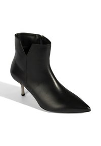 Schwarzer Leder-Stiefelette mit spitzer Zehenpartie, Reißverschluss, niedrigem metallischem Absatz und glatter Oberfläche. Klassisches Design für vielseitiges Tragen.