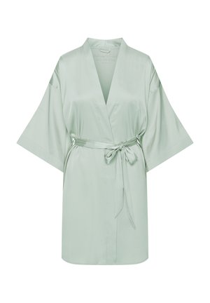 Satin-Kimono-Robe in sanftem Mintgrün, mit weiten Ärmeln, einem Gürtel in der Taille und einem V-Ausschnitt, mit einer glatten, glänzenden Textur.