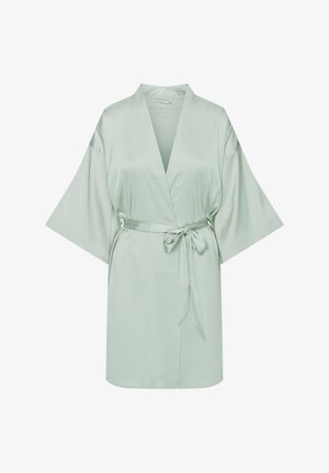 Sukienka kimono z satyny w delikatnym miętowym zielonym kolorze, z szerokimi rękawami, paskiem w talii i dekoltem w kształcie litery V, o gładkiej, błyszczącej fakturze.