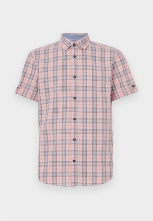 Koszula zapinana na guziki z krótkim rękawem w różowym kolorze w niebiesko-czarną kratkę, z tradycyjnym kołnierzykiem i czarnymi guzikami. Gładka faktura materiału.