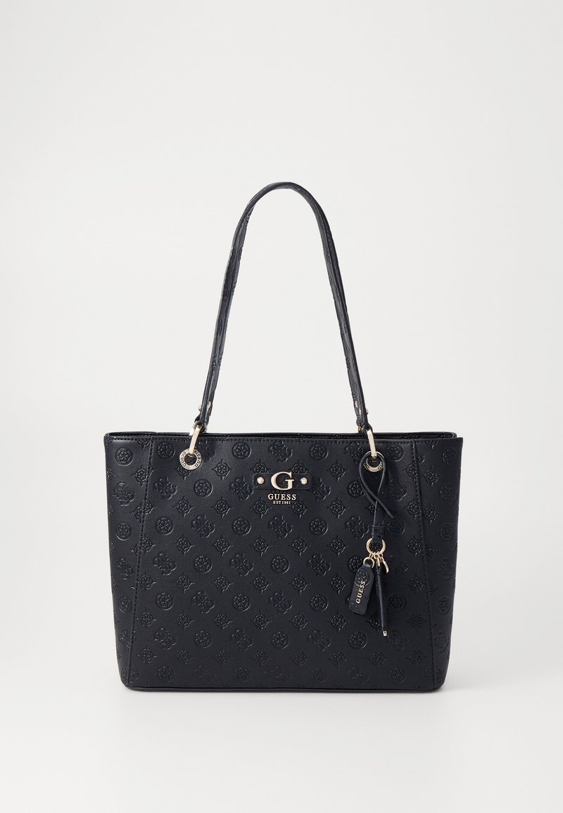 Sac fourre-tout noir de Guess avec motif logo en relief, double sangle d'épaule, et plaque logo en métal avec breloque étiquette suspendue.