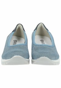 Jasnoniebieskie buty wsuwane z textured knit u góry i białymi gumowymi podeszwami. Charakteryzują się minimalnym przeszyciem i gładkim, zaokrąglonym noskiem.