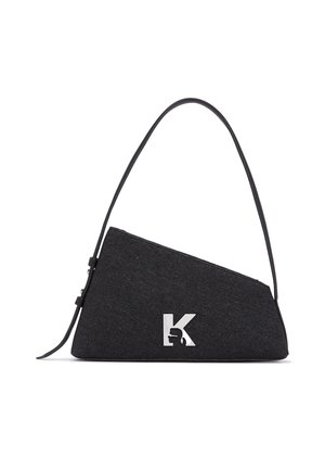 Sac à main triangulaire noir texturé avec une fine bandoulière et un logo argenté en forme de "K" présentant une silhouette au centre avant.