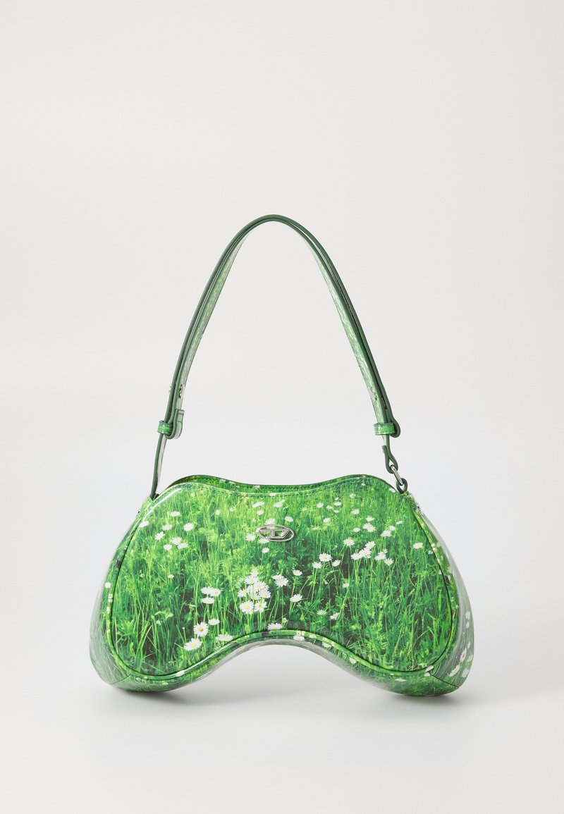 Sac à main vert avec imprimé floral en herbe, design incurvé, bandoulière réglable unique et détail de logo métallique à l'avant. Texture lisse.
