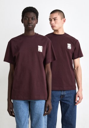 BEAT BISTRO UNISEX - Print T-shirt - deep plum