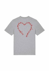 Szary bawełniany t-shirt z krótkim rękawem, z czerwonym napisem ułożonym w kształt serca na plecach. Napis jest w kursywie.