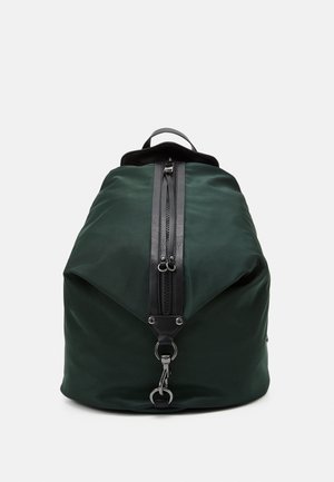 Dunkelgrüner Rucksack mit vertikalem schwarzem Reißverschluss und Metallverschluss vorne, abgerundetem Tragegriff oben und strukturierter Stoffform.