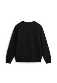 Sudadera negra de manga larga, con cuello y dobladillo acanalados, diseño sencillo, textura suave y sin logos ni patrones visibles en la parte posterior.