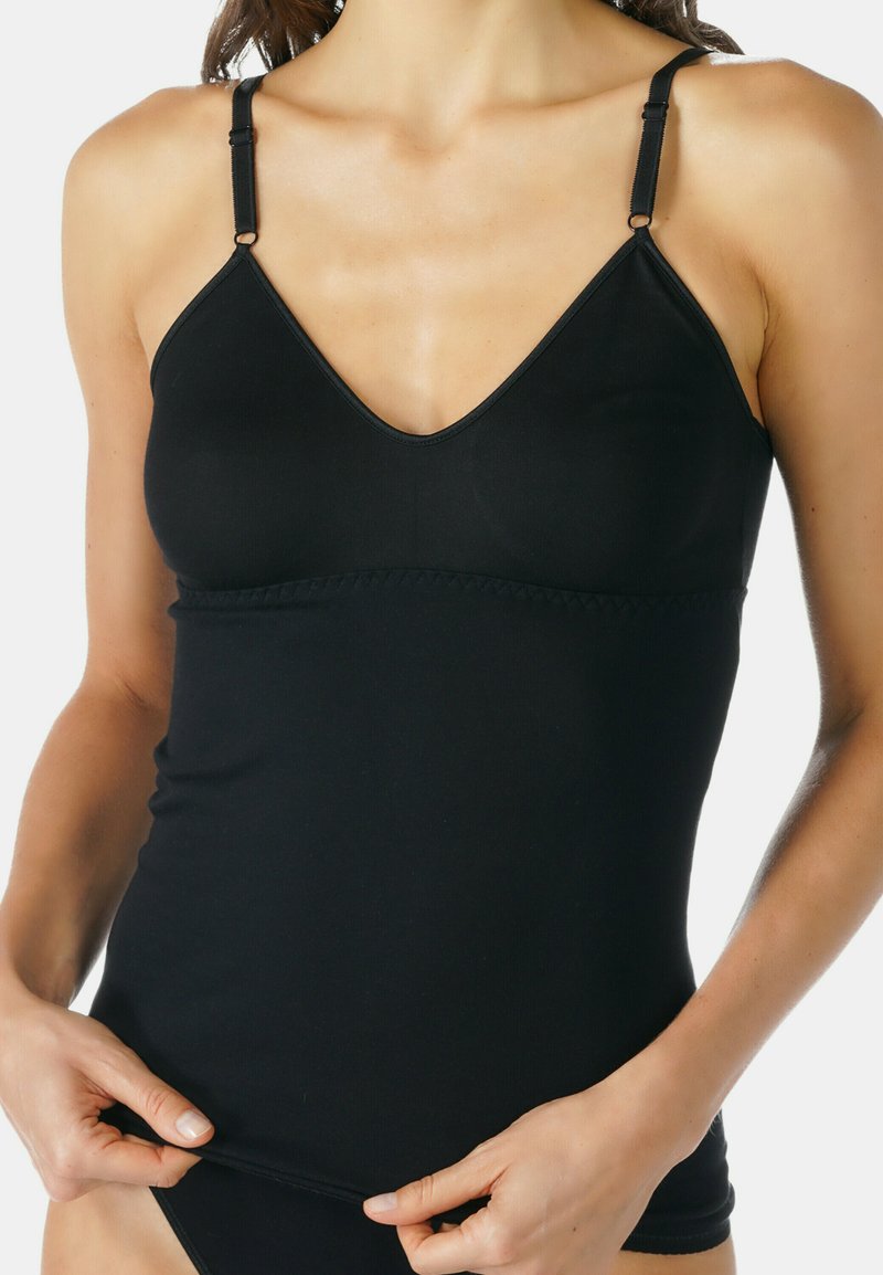 Top in raso nero con scollo a V. Presenta spalline regolabili e un accento cucito lungo il seno.
