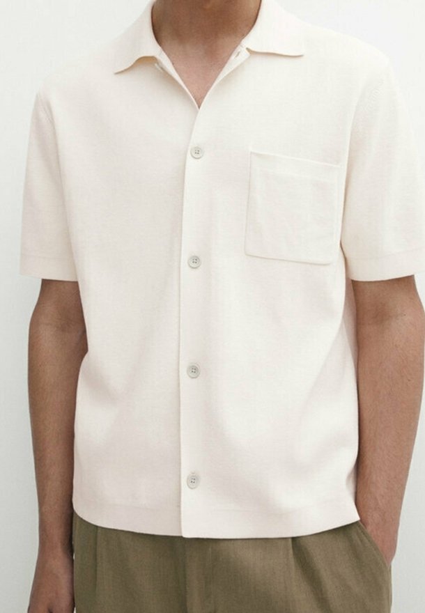 Korte mouwen, licht beige shirt van textuurstof, met een open kraag, knopen aan de voorkant en een enkele borstzak.