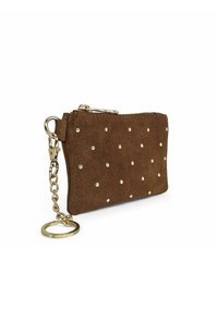 Pochette zippée en daim marron avec des clous dorés, dotée d'un attachement pour porte-clés et d'une forme rectangulaire plate. Texture lisse et détails de couture minimalistes.