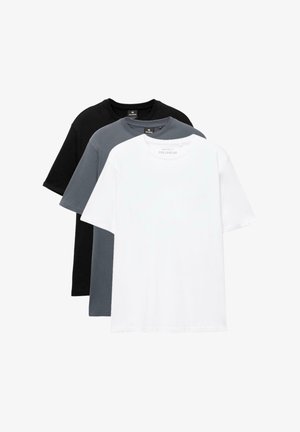 Trei tricouri simple cu decolteu rotund, în alb, gri și negru, așezate una peste alta, tricoul alb fiind în față, pe un fundal alb.