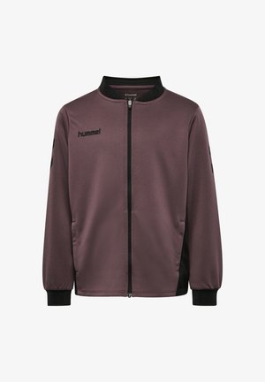 Braune Sportjacke mit Reißverschluss und langen Ärmeln, schwarzem Kragen, Bündchen, Seitenteilen und hummel-Logo auf der linken Brust und den Ärmeln.