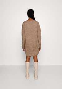Pieces Petite Stickad klänning - brown