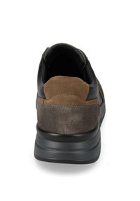 Sneaker marroni scuri realizzati in una combinazione di materiali in pelle e camoscio, con un tallone imbottito e elementi di design testurizzati.