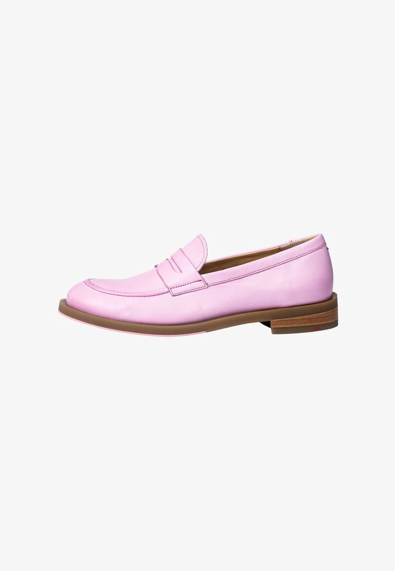 Mocassin en cuir rose clair avec un petit talon en bois et un détail de bandeau, vu de côté sur un fond blanc.