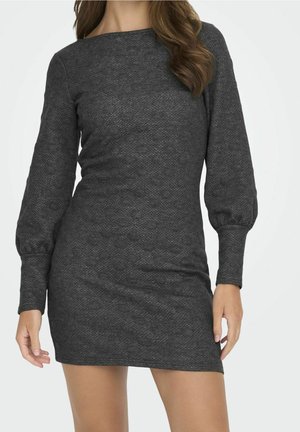 Robe noire texturée avec de longues manches bouffantes et un décolleté bateau. Le tissu présente un motif subtil et une silhouette ajustée.