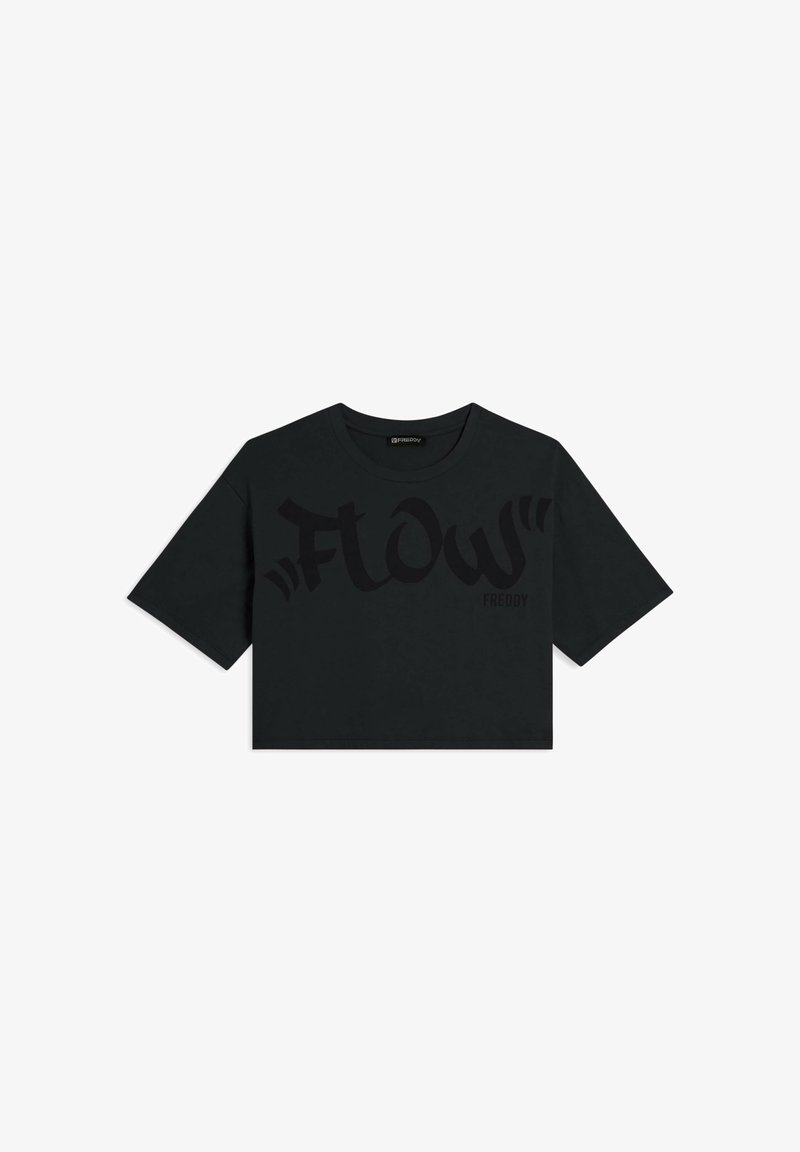 Camiseta negra corta hecha de algodón suave, con gran texto negro "Flow" y "Freddy" en el frente, y con mangas cortas anchas.