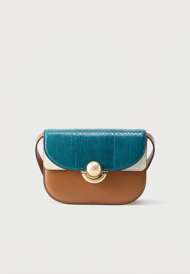 Een tas van leer in teal en bruin met een getextureerde afwerking, crèmekleurige details, gouden beslag en een afgeronde sluiting. Voorzien van een schouderriem.