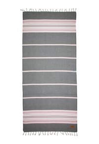 Grijze geweven deken met horizontale roze en witte strepen, textuurafwerking en franjes aan de randen. Inclusief een klein bruin label in de hoek.