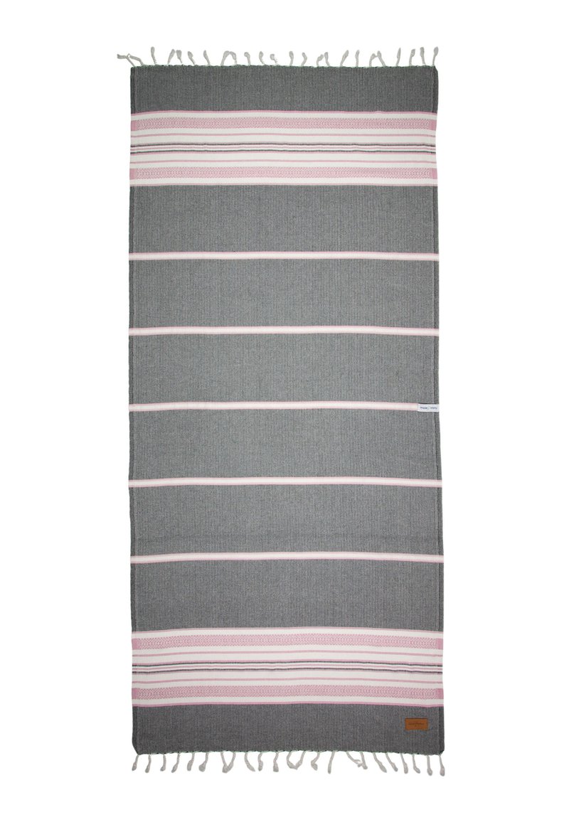 Grijze geweven deken met horizontale roze en witte strepen, textuurafwerking en franjes aan de randen. Inclusief een klein bruin label in de hoek.