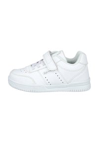 Zapatilla deportiva blanca con parte superior de cuero transpirable, cordones en la parte delantera y una correa de velcro. Presenta perforaciones y una suela de goma texturizada.