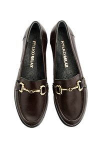 Brązowe skórzane mokasyny mają akcent w postaci złotej łańcuszka i perforowaną wkładkę. Ich design jest elegancki, z zaokrąglonymi noskami i dyskretnymi przeszyciami.