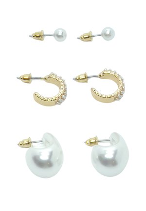 Juego de pendientes que incluye dos pares: pendientes de aro en tono dorado con perlas y un par de pendientes de perlas blancas esféricas, todos con postes de metal.