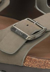 Bruine kurken sandalen met grijze suède banden en een zilverkleurige gesp. De banden hebben zachte randen voor extra comfort.