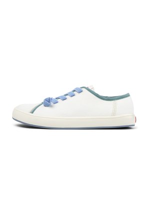 Zapatillas de lona blancas con un detalle de cordones en azul claro, acentos verdes en el cuello y suela de goma blanca. Diseño plano con punta redondeada.
