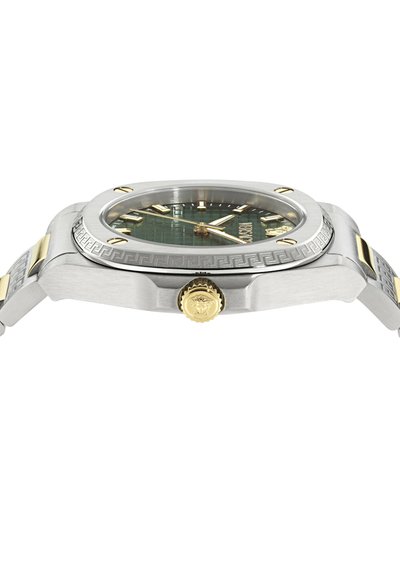 Strieborné a zlaté náramkové hodinky so zeleným textúrovaným ciferníkom, zlatými hodinovými indexmi a korunou so symbolom tváre na boku.