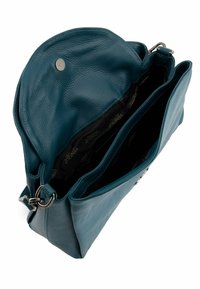 Tegengroene leren schoudertas met een flap sluiting, zilveren hardware en twee binnencompartimenten. Textuur oppervlak met zichtbare stiksels.