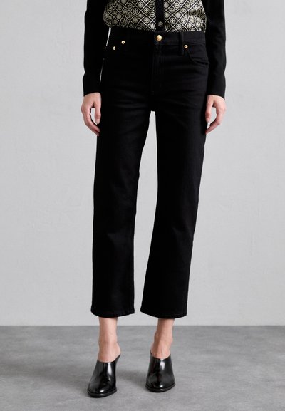 Jeans negre cu talie înaltă, cu un design drept, accente din hardware auriu și un material texturat, asortați cu mule negre lucioase.