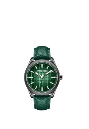 Reloj de pulsera analógico con esfera verde texturizada y marcadores horarios plateados, correa de cuero verde y nombre de la marca "POLICE" debajo de la posición de las 12 en punto.