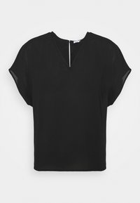 Blouse noire à manches courtes avec un col en V et un dos ajouré. Confectionnée en tissu léger à texture lisse. Design simple, sans motifs.