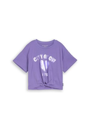 Lila kurzärmeliges T-Shirt mit Knoten vorne und silbernem Schriftzug "CITY GLOW" über einem Herz und "VIBES" darunter.