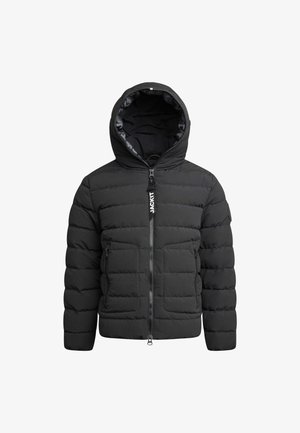 Fekete steppelt kabát kapucnival, cipzáros záródással, steppelt részekkel és két elülső zsebbel. Az anyag simának és szigeteltnek tűnik.