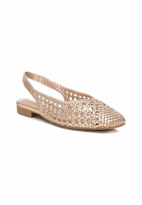 Zapato slingback de tejido metálico en color rosa dorado con punta afilada, tacón bajo en bloque y patrón de malla abierta en la parte superior. Forro interior suave.