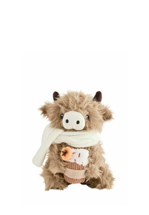 Lille fluffy brun plys dyr med hvid strikket tørklæde, der holder en filt cupcake med fløde og en orange blomst på toppen.