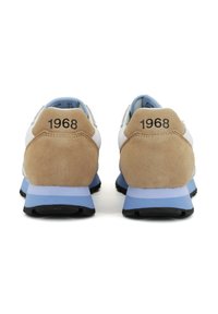Baskets au style rétro avec une tige en maille blanche, des accents en daim beige, une semelle intermédiaire bleu clair et une semelle extérieure en caoutchouc noir. Numéro "1968" imprimé sur le talon.