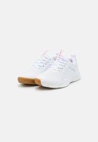 Scarpe sportive bianche con tomaia testurizzata, suole in gomma e dettagli rossi sui lacci. Presentano un design aerodinamico e una struttura di supporto.