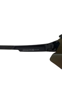 Gafas de sol deportivas negras con acabado mate, lentes curvados y un marco flexible. Cuenta con una marca en el brazo y un mecanismo de bisagra.