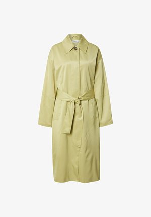 Lichtgele trenchcoat met een kraag, knoopsluiting en een gestrikt ceintuur. Beschikt over lange mouwen en zijzakken, gemaakt van een gladde stof.