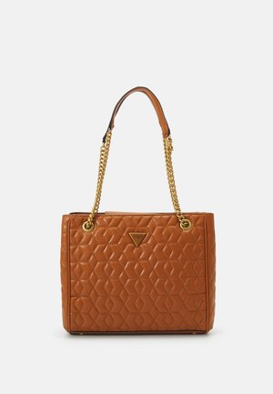 Borsa a tracolla sintetica trapuntata color tan con spalline a catena dorate, un accento logo triangolare e una forma rettangolare strutturata.